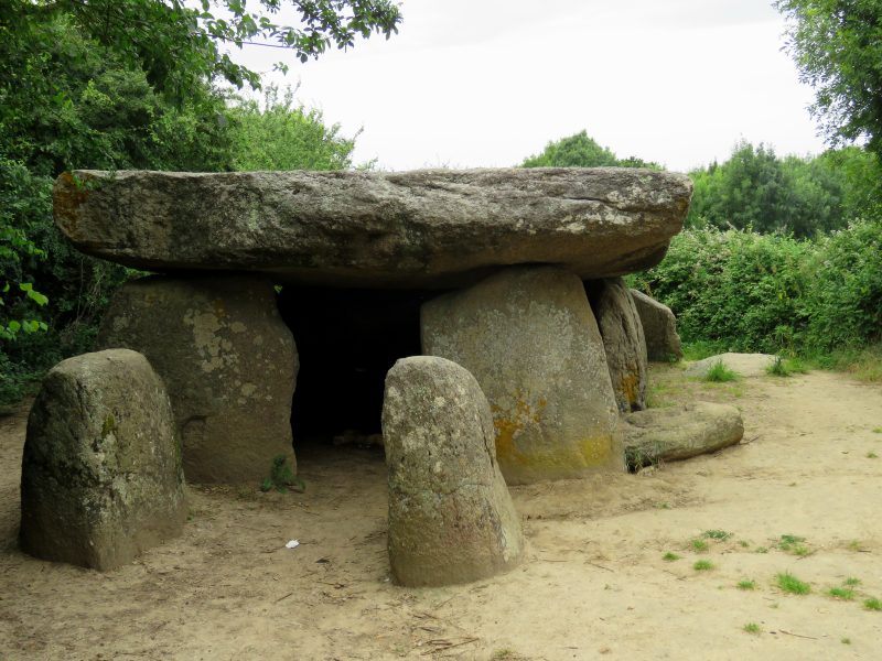 Dolmen fr&eacute;bouch&egrave;re Le Bernard - Cr&eacute;dit Photo&copy; Office de Tourisme Destination Vend&eacute;e Grand Littoral