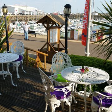 Bl&eacute; Noir &agrave; Talmont-Saint-Hilaire, port Bourgenay terrasse restaurant