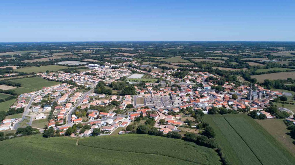 Bourg de Grosbreuil - &copy;Horizon Vertical