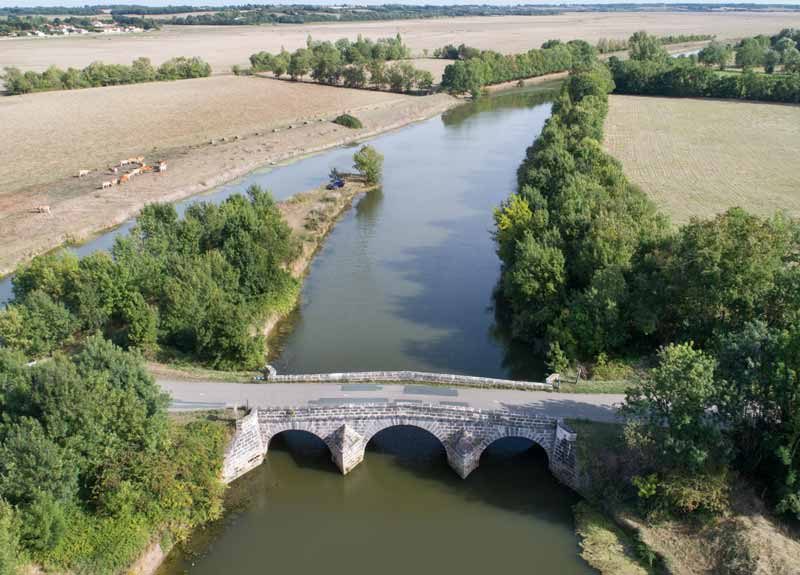 Le pont de la Claye et le Lay vu du ciel à Curzon - ©Horizon Vertical Le pont de la Claye et le Lay vu du ciel à Curzon - ©Horizon Vertical