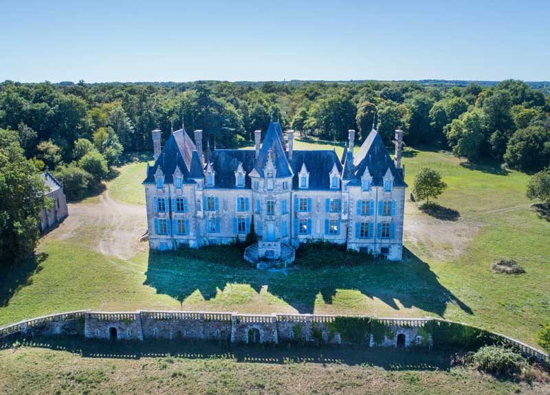 Chateau de la Benatonnière à Grosbreuil est un bâtiment privé - ©Horizon Vertical Chateau de la Benatonnière à Grosbreuil est un bâtiment privé - ©Horizon Vertical