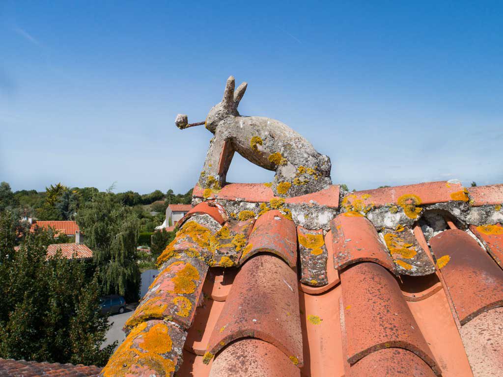 Lapin qui fume de l'&eacute;glise de Saint-Benoist-sur-Mer