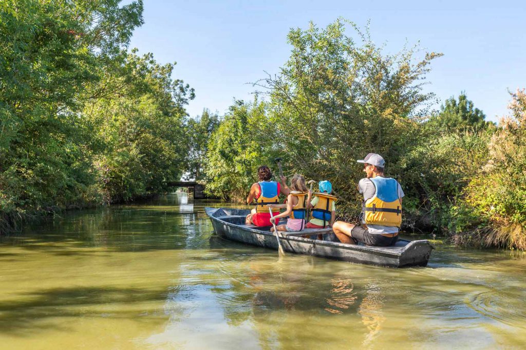 Balade en barque &agrave; la Maison du Marais &agrave; Longeville-sur-Mer - cr&eacute;dit : Julien Gazeau