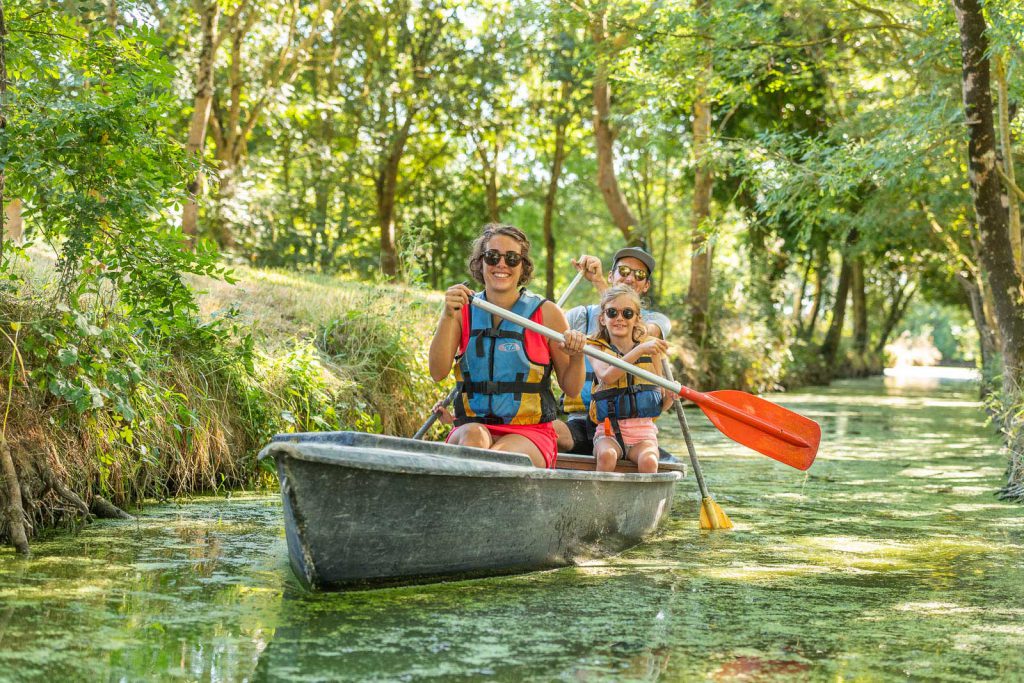 Balade en barque &agrave; la Maison du Marais &agrave; Longeville-sur-Mer - cr&eacute;dit : Julien Gazeau