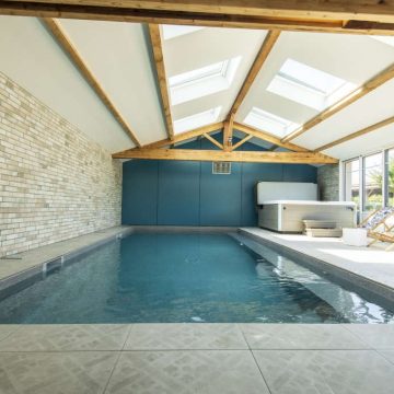 gite-st-vincent-jard-domaine-coutardiere-piscine-privee-interieure-chauffee