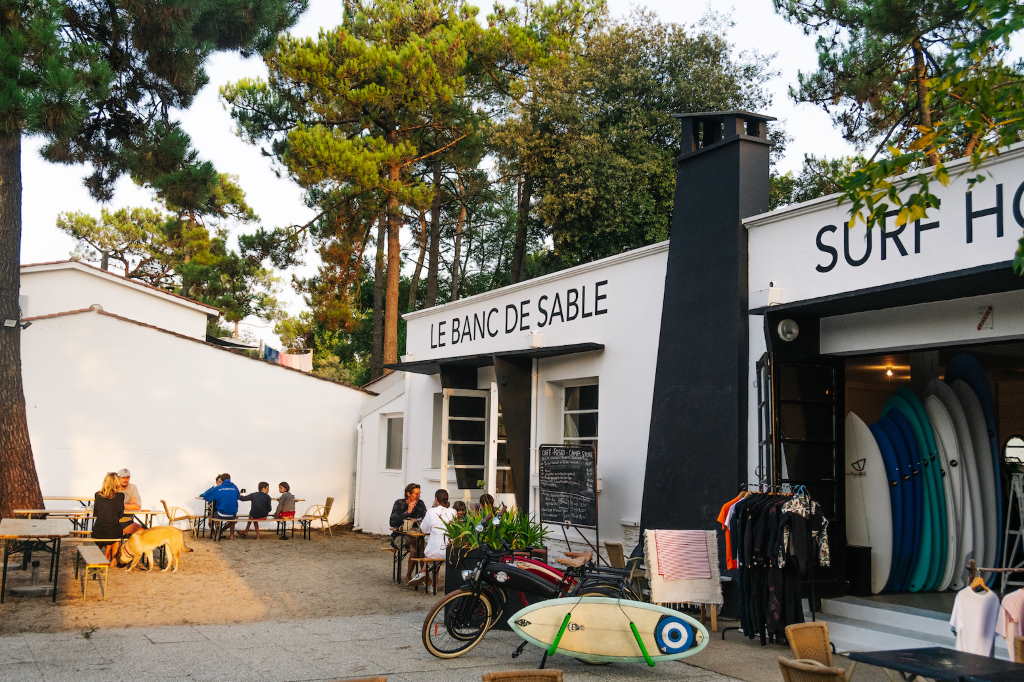 Ana et Manu, l'artisane et le surfeur